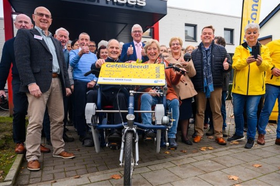 Op de fiets Jan Huijnen en Henny Meessen Moonen (initiatiefneemster Stichting Senso), Jack Westdorp - rechts met blauwe jas - (Bondsraadslid ANWB, adviescommissie ANWB Fonds). 