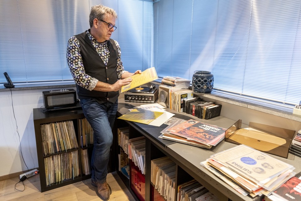 Henk Hover bij zijn uitgebreide vinylcollectie. 