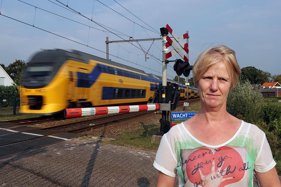 Angelique van Wilpen bij de spoorwegovergang waar ze twee treinen stopte.