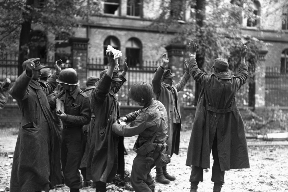 Amerikaanse soldaten nemen Duitse soldaten gevangen na de inname van Aken op 21 oktober 1944. 