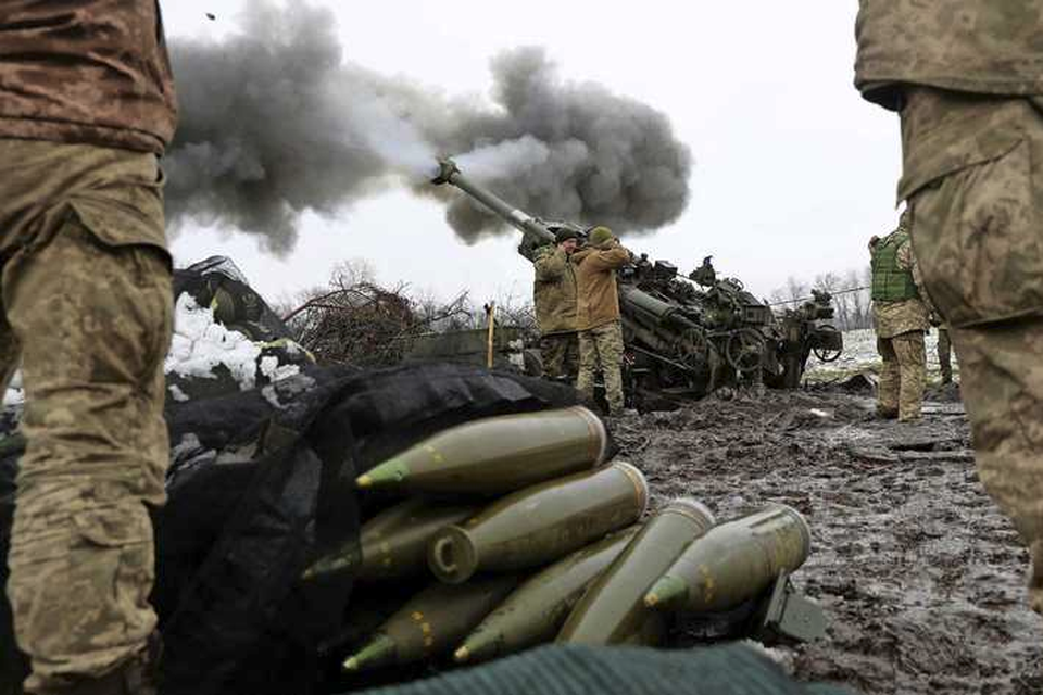 Oekraïense militairen vuren met een door de Amerikanen geschonken M777 houwitzer op de Russische linies. 