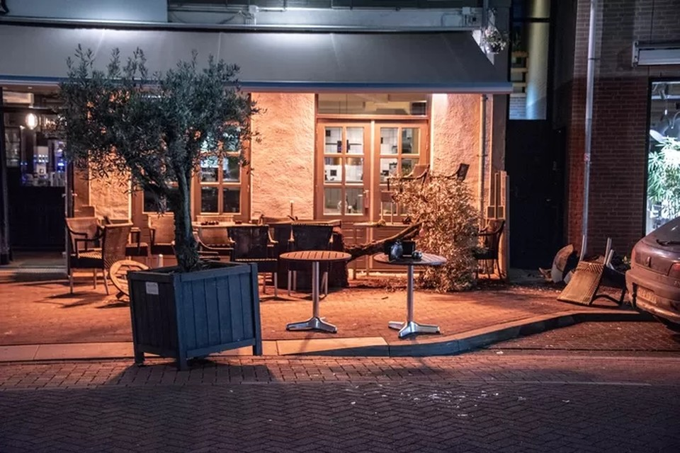 Het terras na de aanrijding.