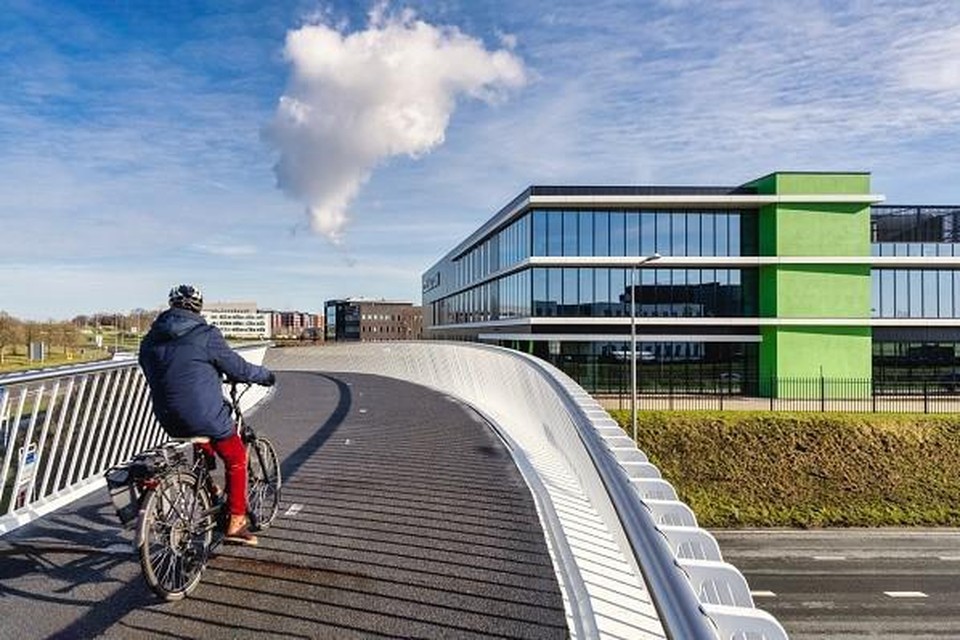 De fietsbrug bij Maastricht-Aachen Airport.