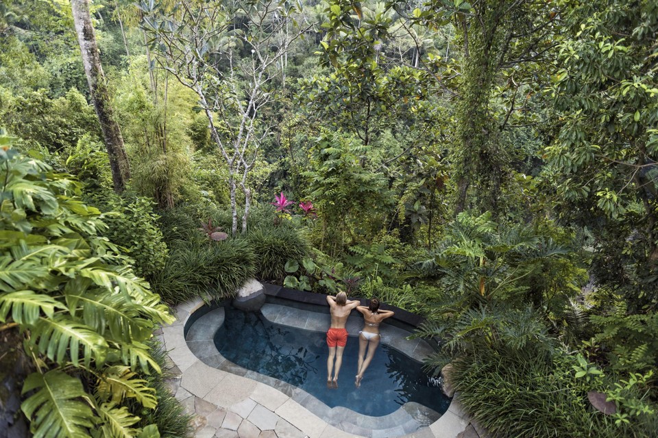 Een stel relaxt in een resort op Bali.