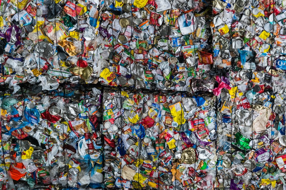 Samengeperst plastic bij een recylcingsbedrijf. 