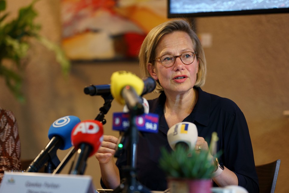 Geeke Feiter namens de verzekeraars aan het woord tijdens de persconferentie.
