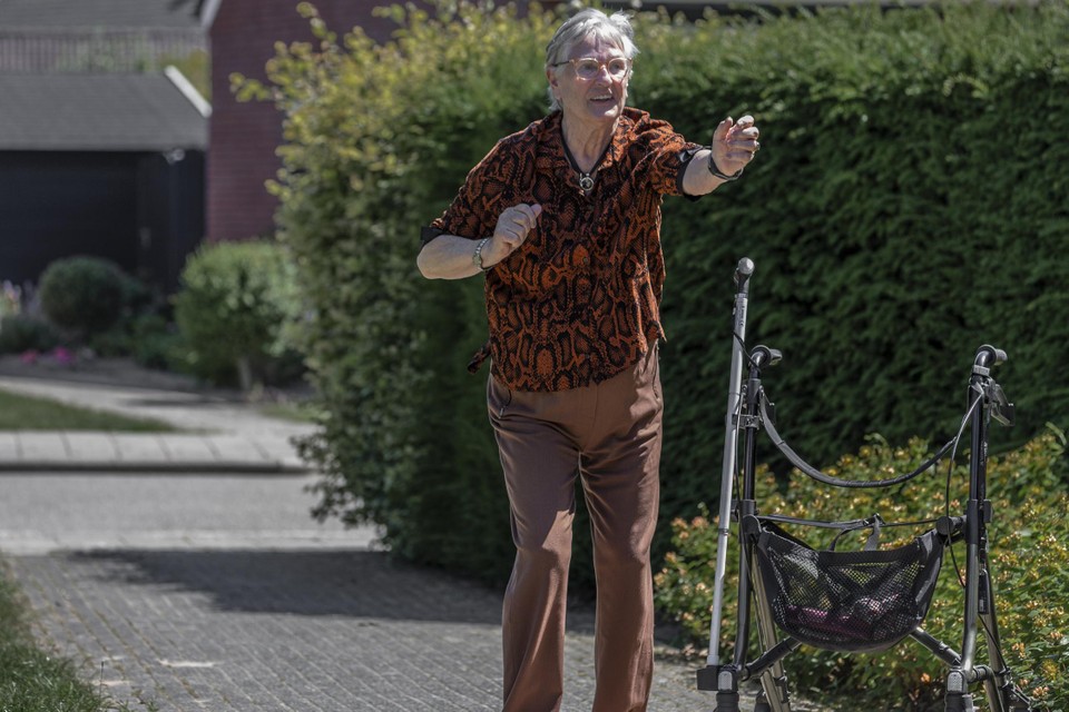 Boksende ouderen in Posterholt: waarschijnlijk lopen ze de Kwiek beweegroute. Ulla doet voor hoe het moet. 
