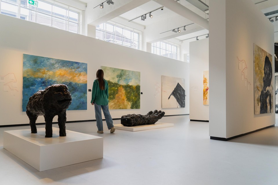 Grote schilderijen en sculpturen van Armando domineren de museumzaal.