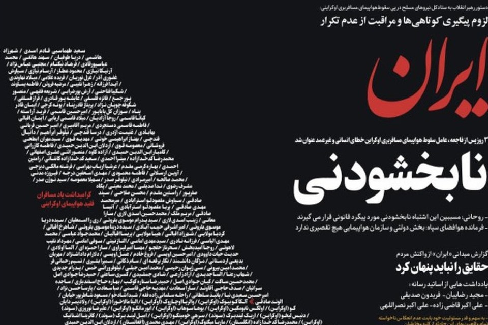 De voorpagina van dagblad Iran met de namen van alle slachtoffers in de vorm van een vliegtuigstaart. 