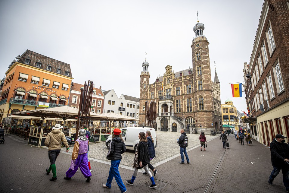 Vastelaovesvierders in de Venlose binnenstad op woensdagmorgen tegen elf uur. 