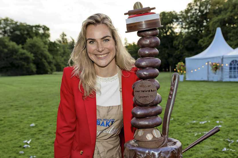 Mercedes Roggen met de speciaal door Robèrt van Beckhoven gemaakte chocoladetrofee.