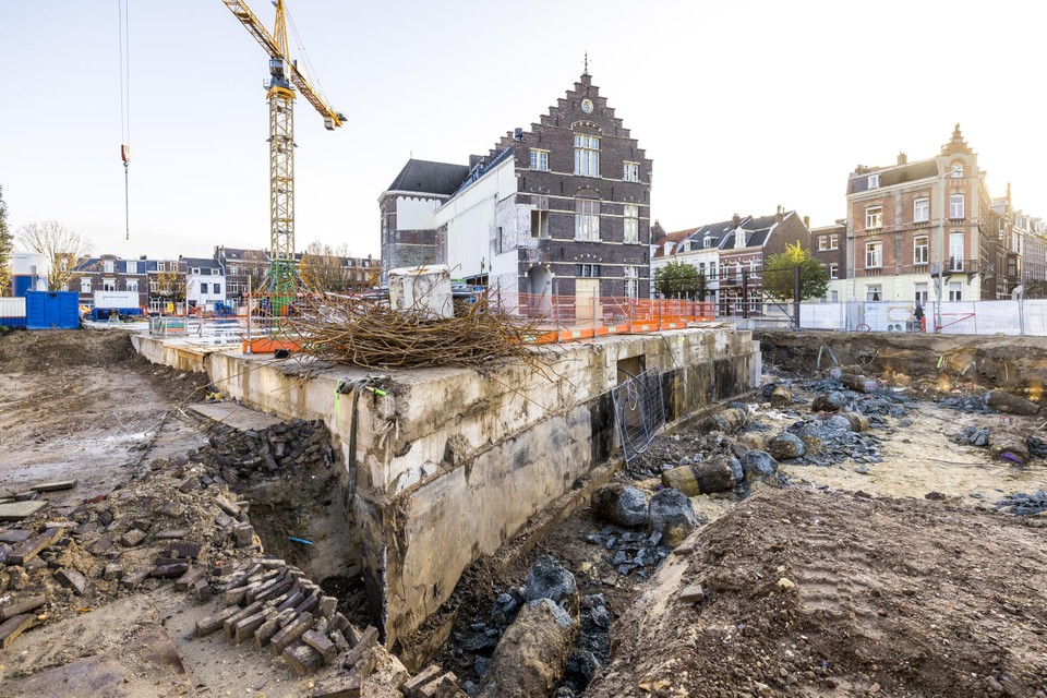 In Maastricht wordt druk gegraven voor de bouw van het nieuwe hoofdkantoor van DSM.  