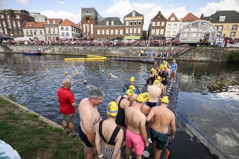<P>Een van de deelnemers was Patrick van der Broeck (tweede van links), dijkgraaf van het Waterschap Limburg. Hij wist de 500 meter succesvol te volbrengen. </P>