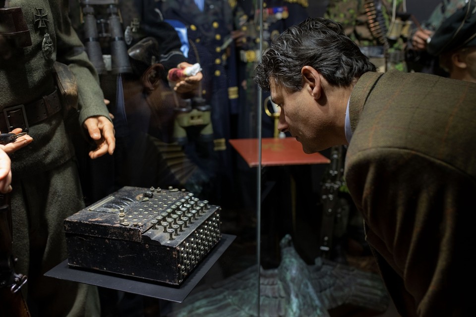 Wim Seelen bij zijn nieuwe aanwinst in het Eyewitness Museum: decodeermachine Enigma I. 