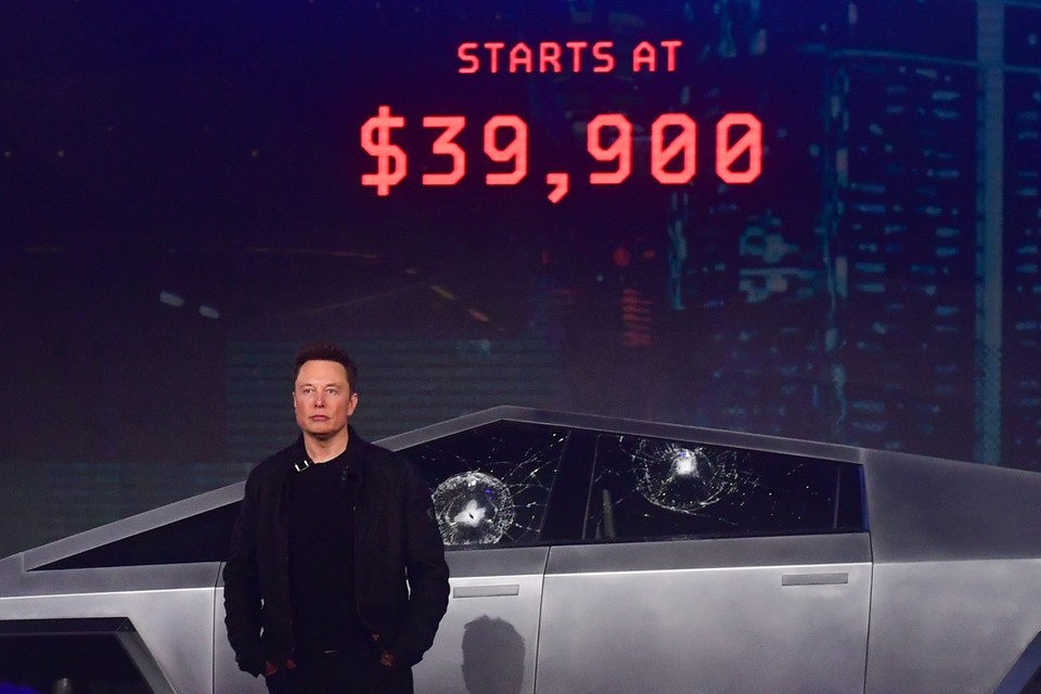 Elon Musk bij de Cybertruck. 