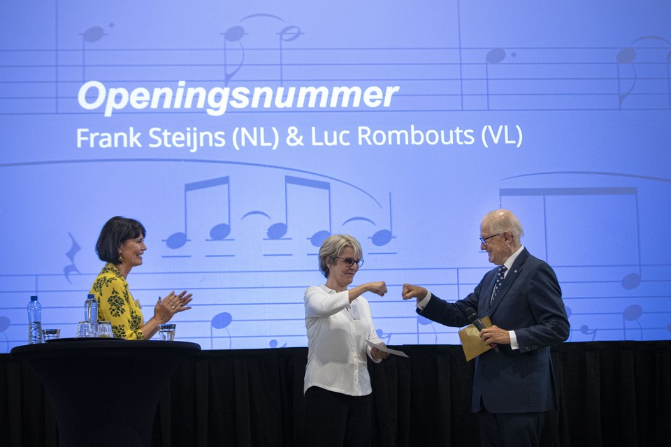 Meester Pieter van Vollenhoven opent samen met de Vlaamse volksvertegenwoordiger Manuela Van Werde de 35e Open Monumentendag .  