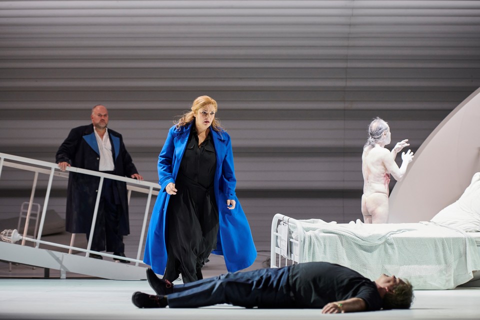 Sopraan Kelly God op de bühne in Hannover als Isolde in de Wagner-opera ‘Tristan en Isolde’, 2018. 