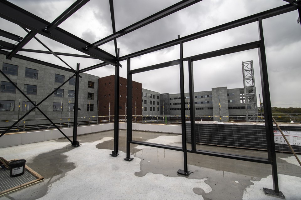 Het dak van het centrale Zuyderlandlaboratorium in aanbouw.  Op de achtergrond het ziekenhuis in Geleen.  