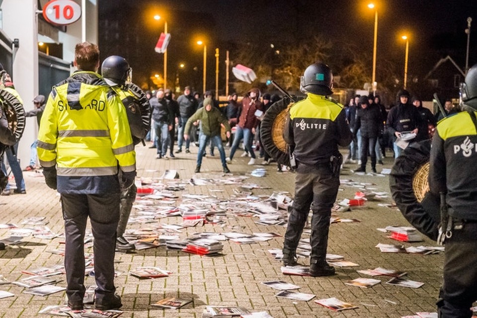 Woedende PSV-supporters bestormen ingang Philips Stadion, ME probeert groep uiteen te drijven.