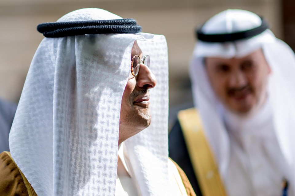 Prins Abdulaziz bin Salman Al Saud, minister van Energie van  Saudi-Arabië, arriveert bij de OPEC-vergadering. 