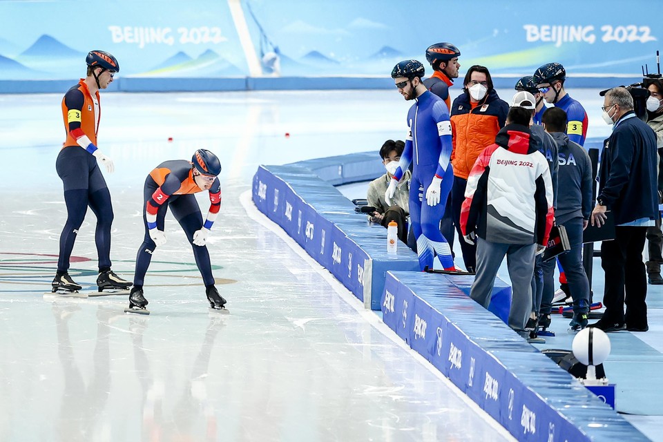 De Nederlandse schaatsers na het mislopen van de finale. 
