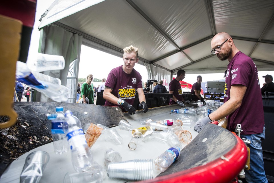 Op festival de Zwarte Cross wordt plastic gescheiden van ander afval. In Nederland en de EU is op dit moment onvoldoende capaciteit om al het plasticafval te verwerken en te recyclen.