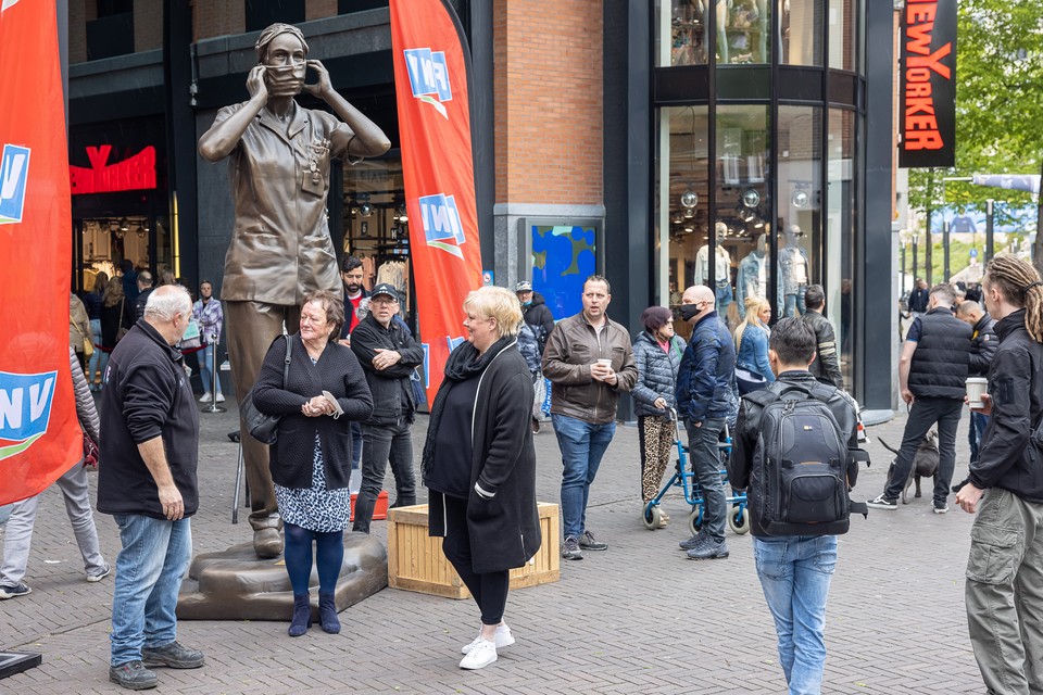 Het drie meter hoge standbeeld van zorgmedewerkster Anique Landzaad in het centrum van Heerlen trok veel bekijks. 