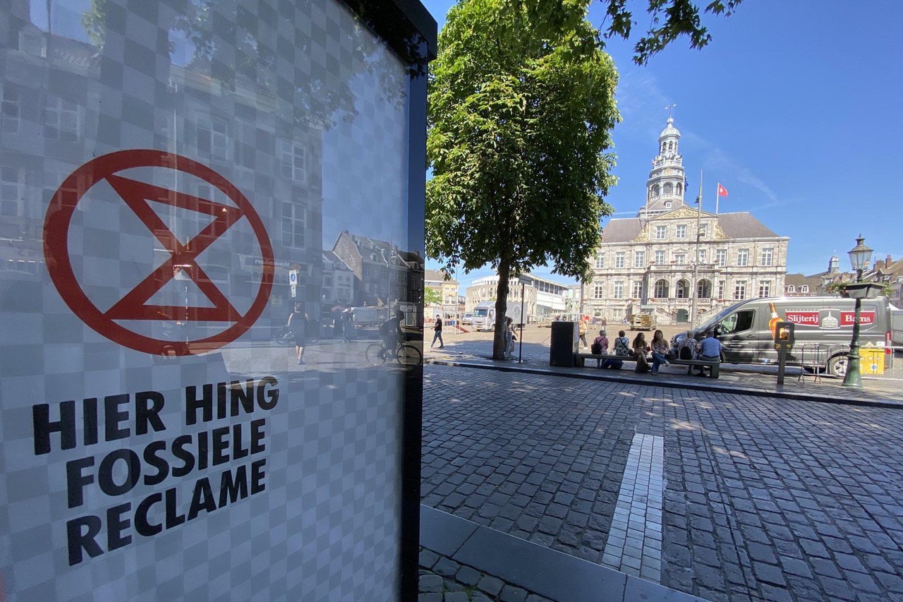 Extinction Rebellion Maastricht Vervangt Posters Met ‘fossie - De 