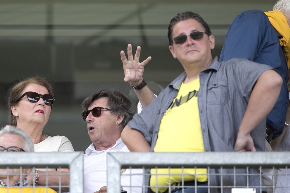 Jos Som (midden) en Ralf Krewinkel (rechts) op de tribune bij Roda JC. 