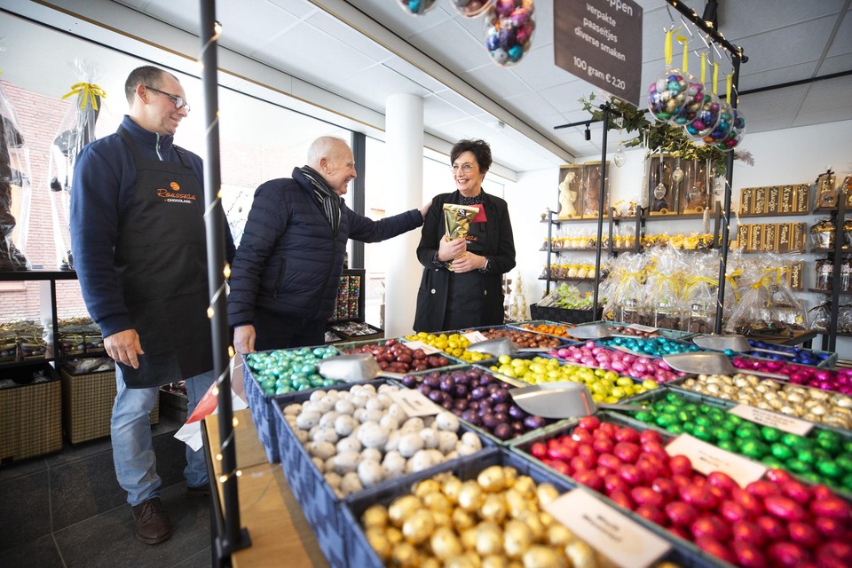 Marcel (L) en Miranda van Duuren helpen een klant in hun kersverse chocoladewinkel in Geleen.
