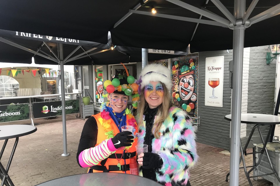 Carnaval vier je in eigen dorp, vinden Evelien en Joyce in Panningen. 