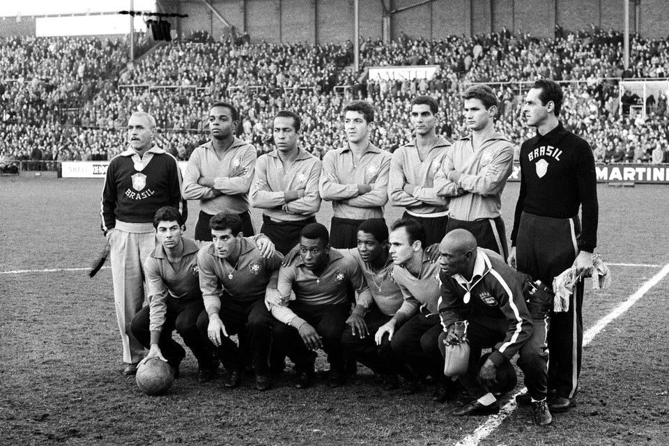 Het Braziliaans elftal in het Olympisch Stadion met onderaan in het midden Pelé.