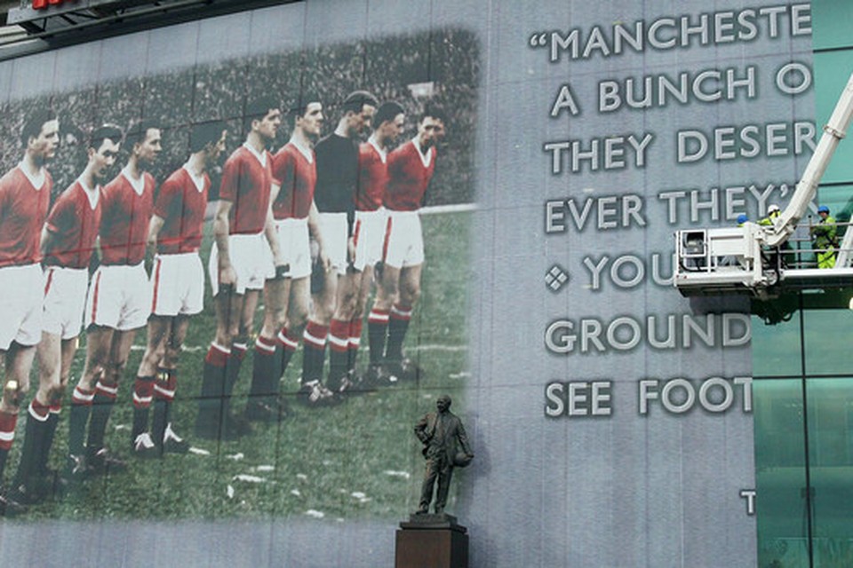 Het succesteam van 1958 werd geëerd bij de herdenking in 2008, precies 50 jaar na het drama. Daarvoor staat het standbeeld van Busby.