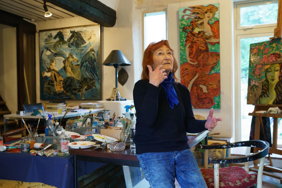 Kunstenaar Paulette Snijders-Bremen in haar atelier.
