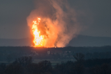 thumbnail: Gigantische vlammen boven het gasoverslagstation in het Oostenrijkse Baumgarten. 