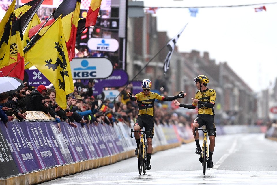 Wout van Aert, links met Red Bull-helm, gunt ploegmaat Laporte de zege in Gent-Wevelgem.