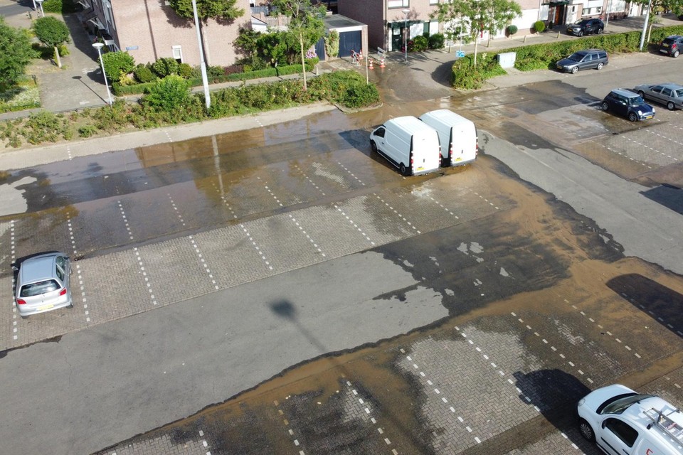 Het water stroomde het Schepenenplein op.