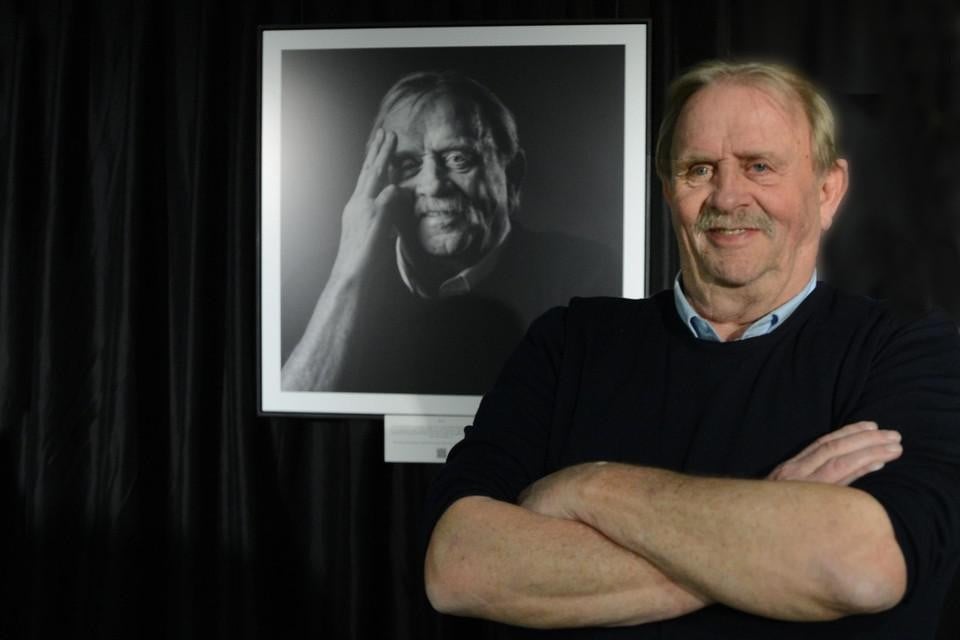 Willem Gerats bij zijn eigen portret in de hal van VieCuri