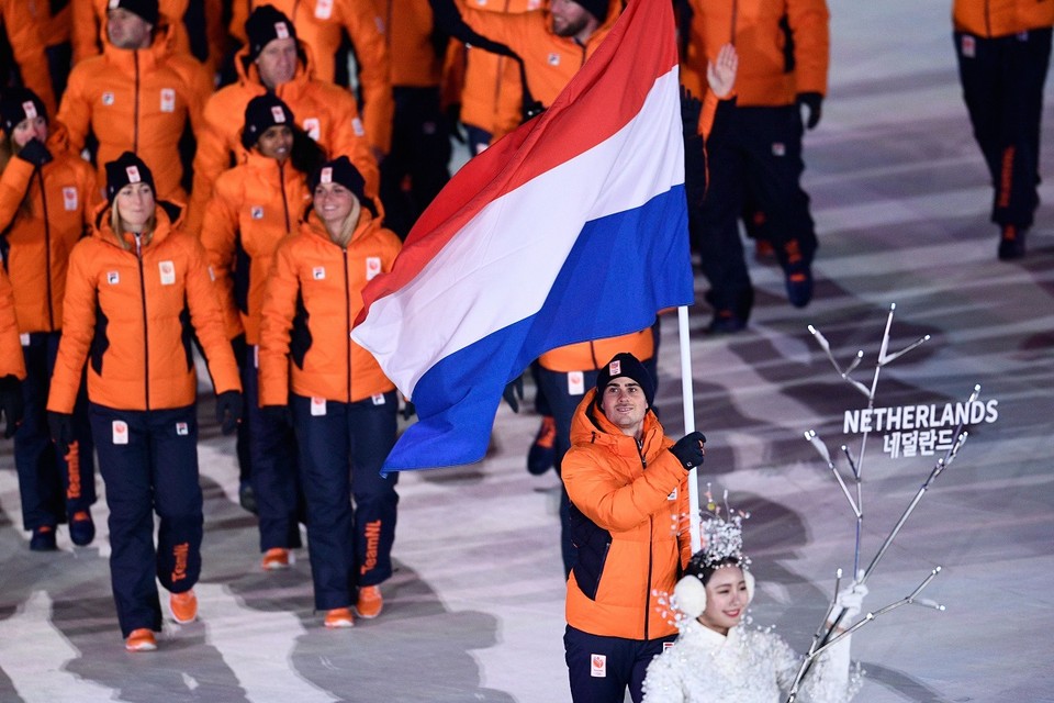 Jan Smeekens draagt de vlag namens Nederland.
