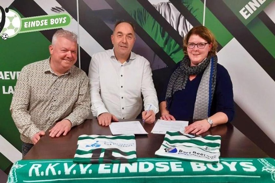 Rolf Bonten (midden) tekent zijn contract bij Eindse Boys.