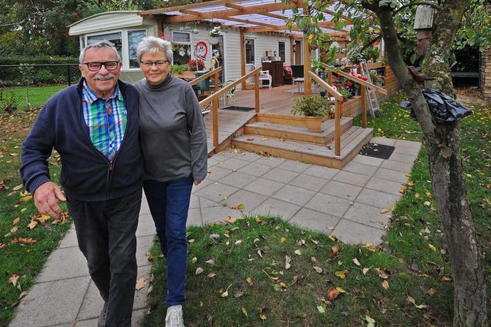 Jan en Henny Joosten wonen sinds kort in een chalet-achtige woning in Arcen, op twintig meter van hun kleinkinderen. 