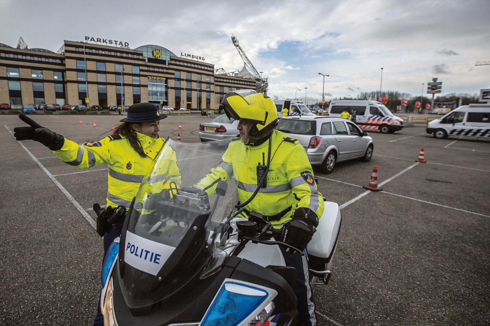 Agent in opleiding bij een grote verkeerscontrole. 