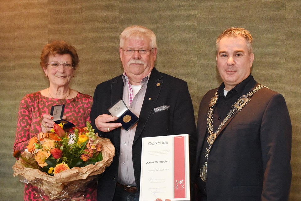 Mia en Fun Vermeulen met wethouder Martin Leenders
