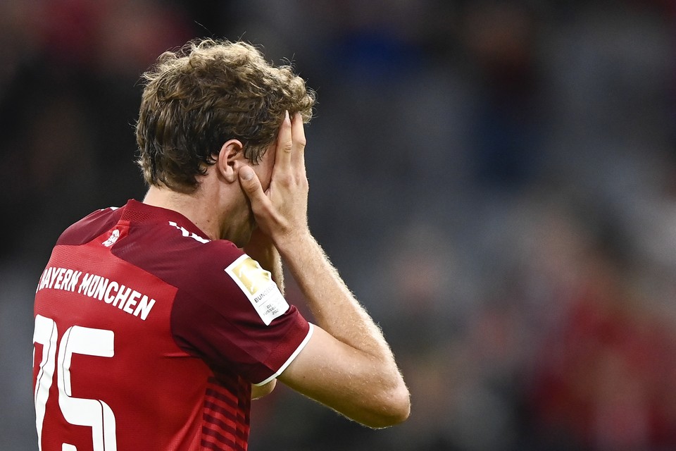 Thomas Müller baalt van de nederlaag. 
