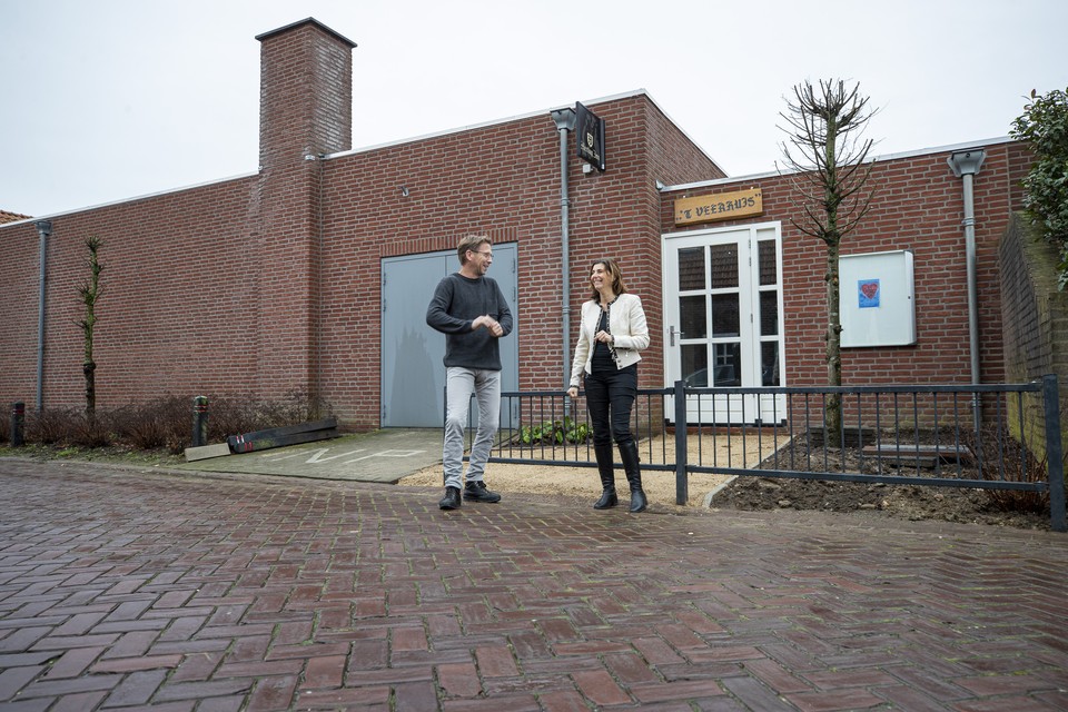 Tabak en Van Sleeuwen bij de nieuwe ingang van het Veerhuis. 