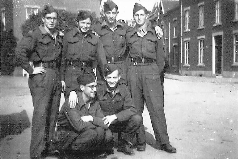 Een groep vrijwilligers wacht in oktober 1944 op het Stationsplein in Eijsden, op vervoer naar Duitsland waar ze aan zullen sluiten bij het Amerikaanse leger. Achterste rij v.l.n.r.: Jean Haenen, Joseph Feijs, ChritVranken en Michel Feijs. Voor v.l.n.r. Sjeng Martensen, Bèr Vranken.