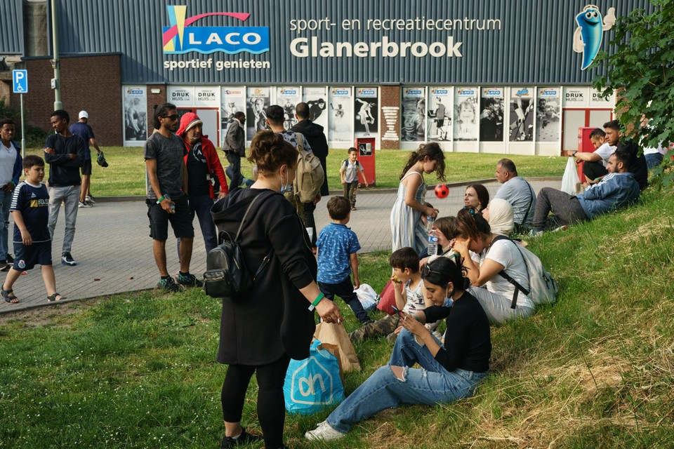 De eerste Syrische asielzoekers kwamen zaterdagavond aan bij sportcomplex Glanerbrook. 