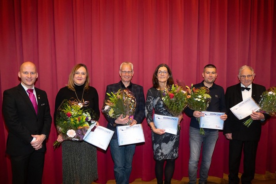 Van links naar rechts: Voorzitter Robin Reichrath met de jubilarissen Miriam Weelen-Janssen, Hub Geraets, Ernie Geraets, Bas Visser en Ger Reumkens. Frits Schrouff ontbreekt op de foto. 