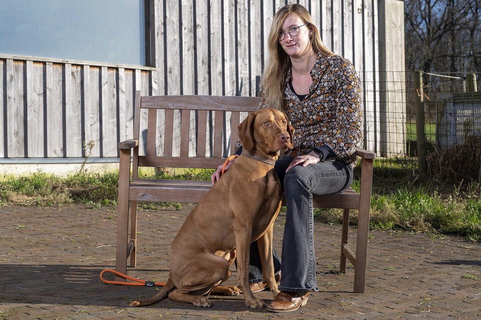 OU-onderzoekster Mayke Janssens met een van haar eigen honden.  