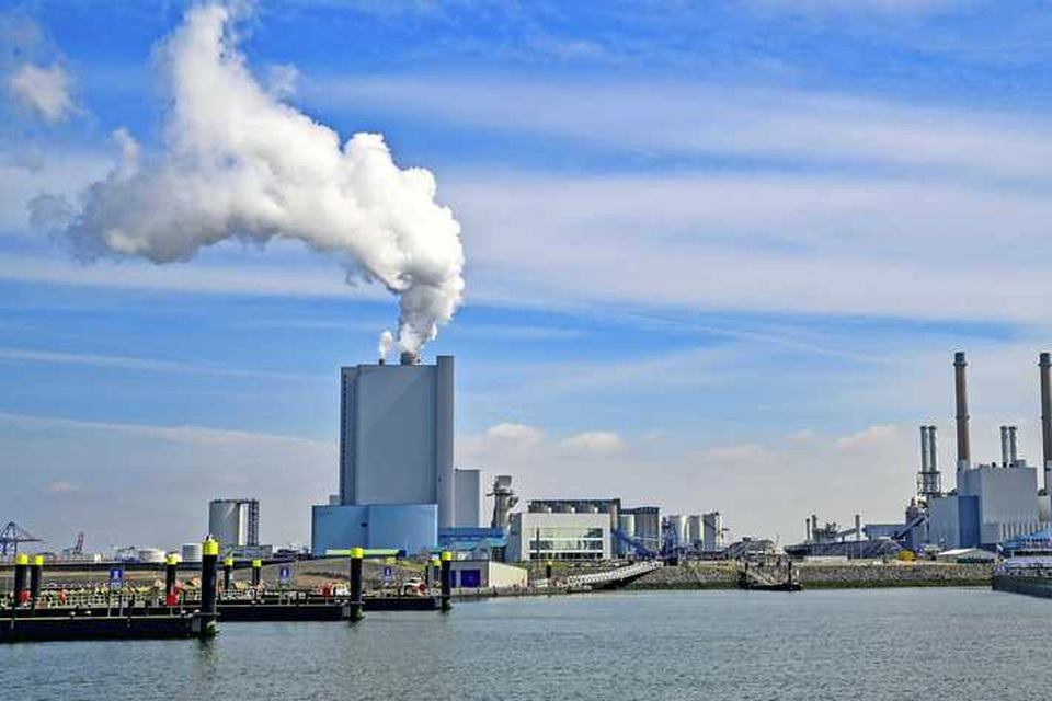 De kolencentrales van Uniper op de Maasvlakte. Rechts de in 2017 gesloten centrale. 